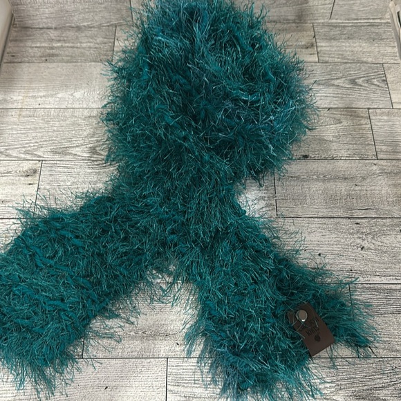 Handmade green fuzzy warm winter knit scarf - Picture 4 of 4